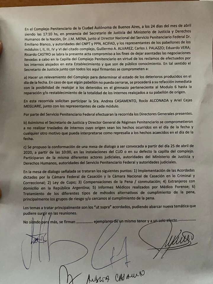 
    El acta que firmaron los delegados que representaron a los presos y la autoridades para darle fin al motín. - Gentileza / Clarín
   