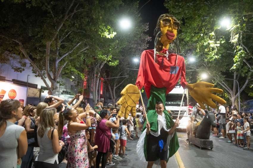 
Además de los carros, las calles estuvieron pobladas por muñecos gigantes | Ignacio Blanco / Los Andes
   