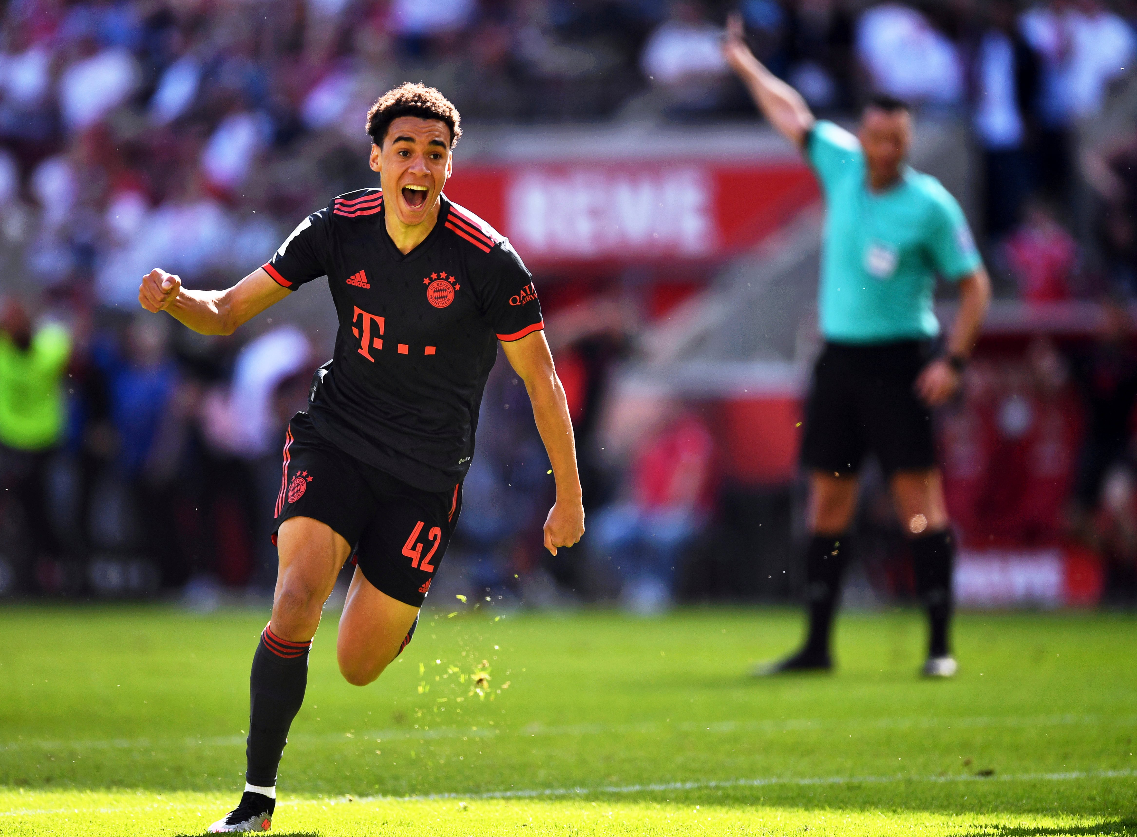 Jamal Musiala, del Bayern Múnich, celebra tras anotar el segundo gol en el encuentro ante el Colonia para la consagración. (Marius Becker/dpa via AP)