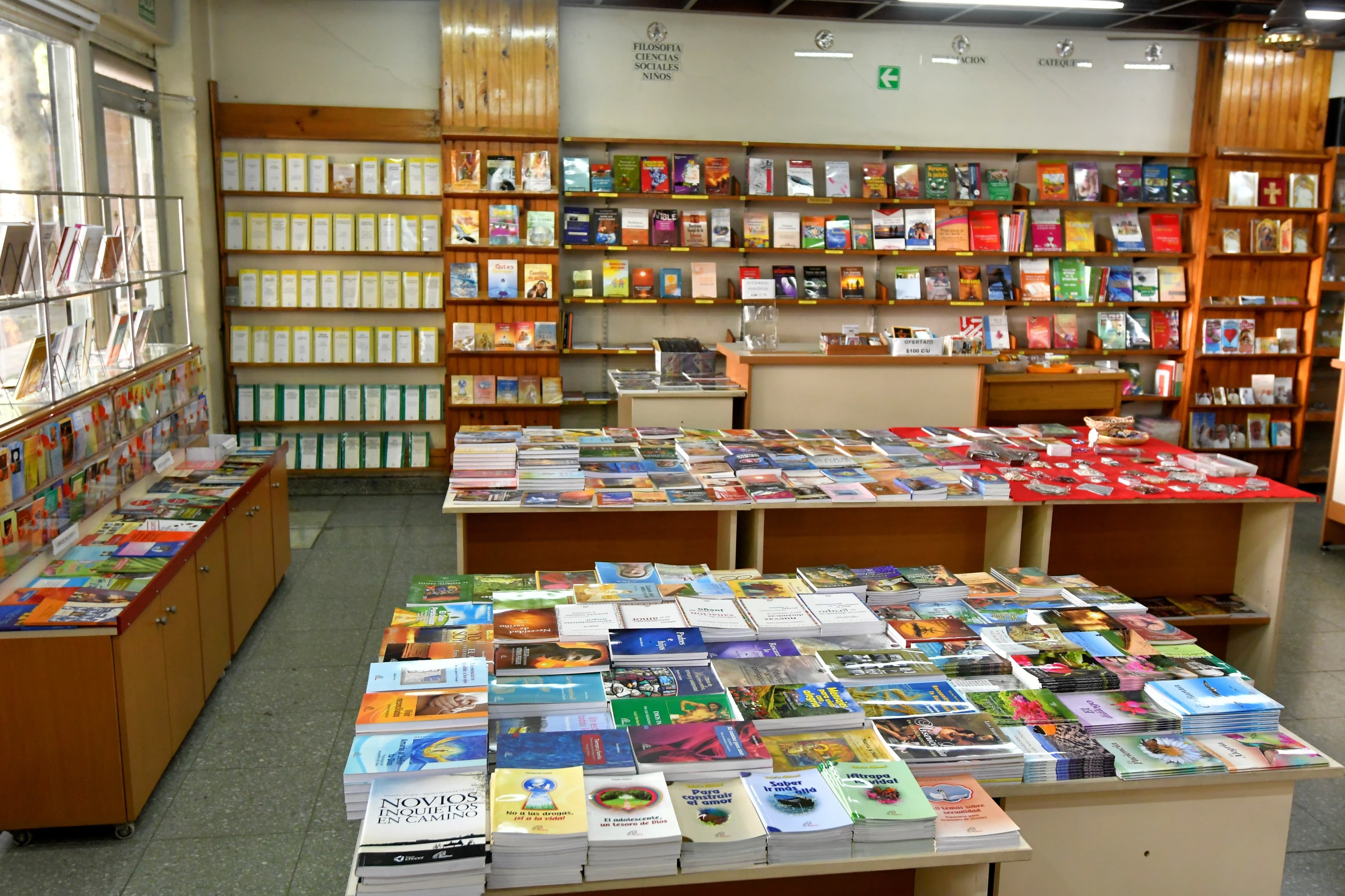 La tradicional librería Paulinas ya no será atendida por las hermanas de la congregación: se van de Mendoza. | Foto: Daniel Caballero / Los Andes