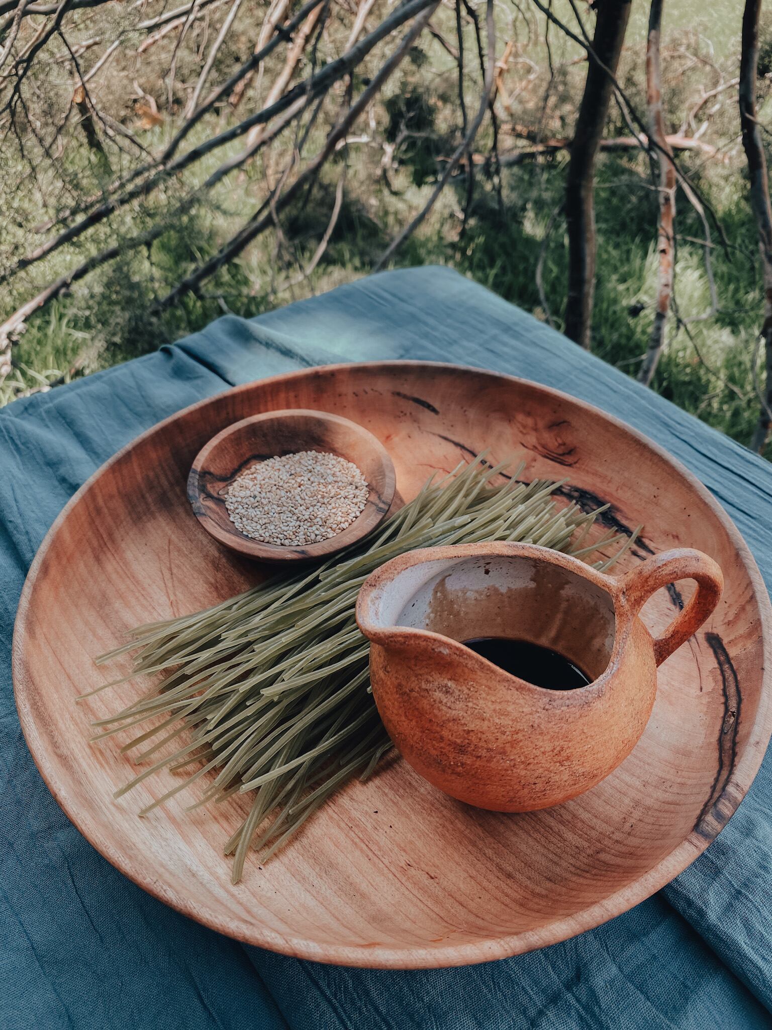 fideos de arroz de espinaca, soja y sésamo