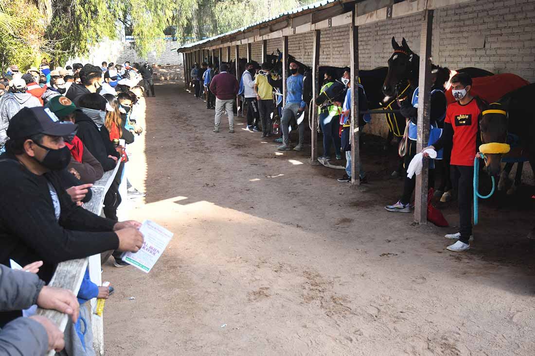 Momentos antes de largar la 10ma carrera, premio clásico Santo Patrono Santiago, en el Hipódromo de Mendoza