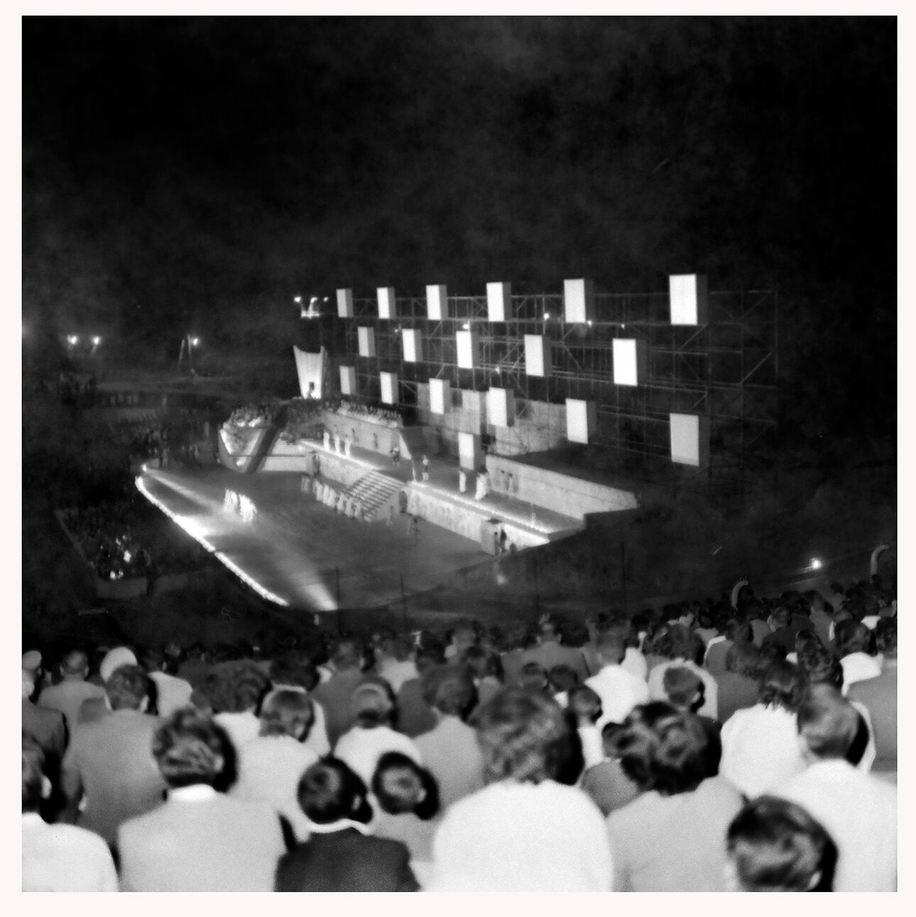 Pasadas las 22:20, de aquel lejano 9 de marzo del 63, se apagaron todas las luces y la magia se hizo presente en el Frank Romero Day. 
Fotografía inédita del Archivo General de la Provincia de Mendoza
