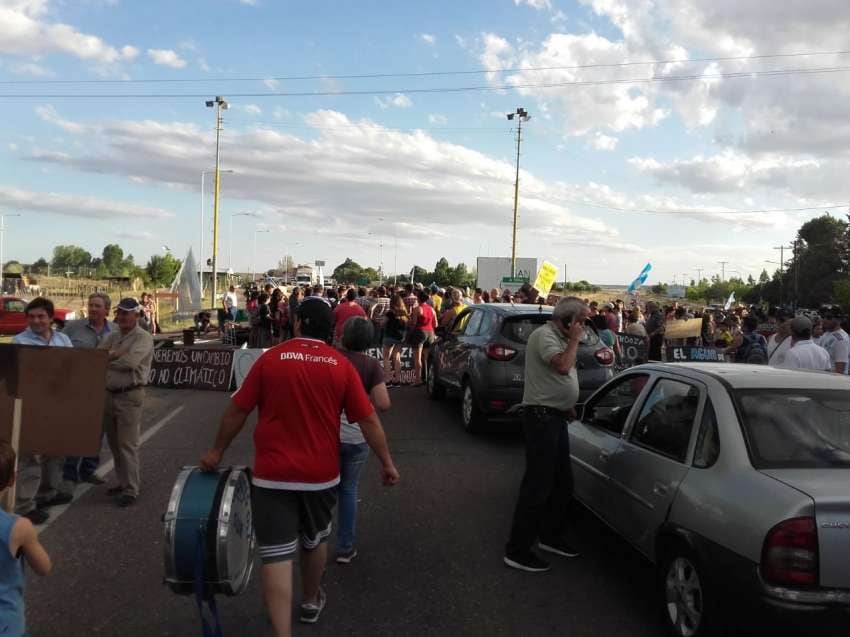 
    Vecinos de Pareditas cortaron el único camino que une San Rafael con la ciudad de Mendoza. - Gentileza
   