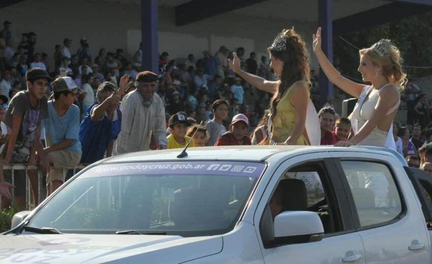 
La Reina Nacional de la Vendimia Mayra Tous y la virreina María Eugenia Serrani. | Orlando Pelichotti / Los Andes
   