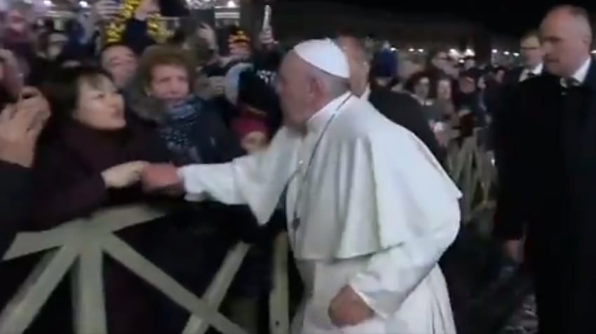 
    El incidente comenzó con el empujón que recibió el Papa de una turista. Foto: captura de imagen.
   