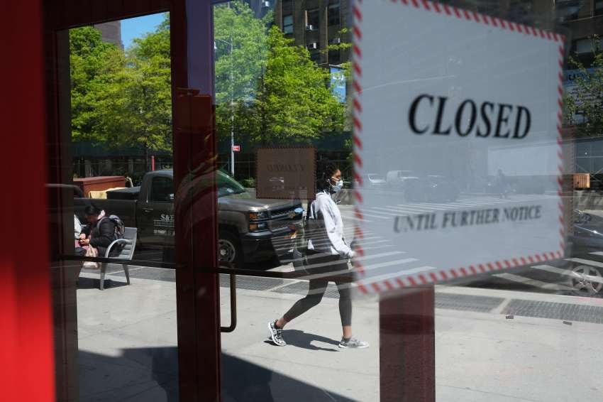 
La gente camina por un distrito comercial cerrado en Brooklyn, en Nueva York | AFP
   