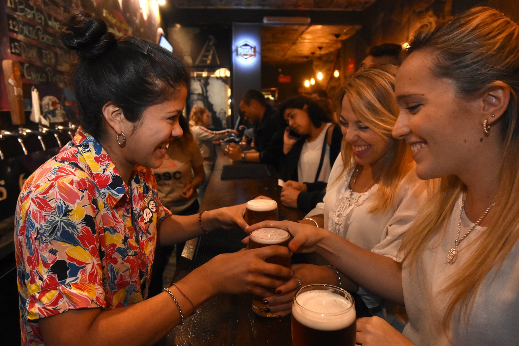 Previo a la pandemia se abrieron más de 100 bares en Mendoza que ofrecían cerveza artesanal, tras el cierre de canales de ventas las marcas se adaptaron y comenzaron a embotellar. 