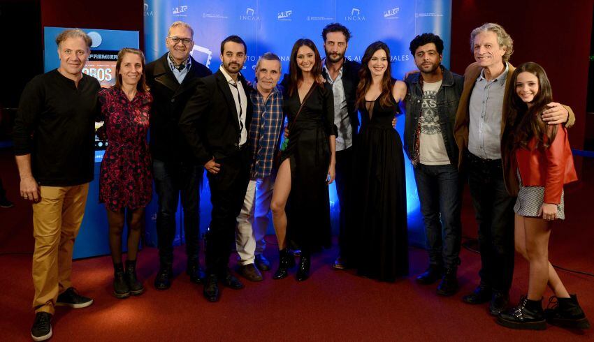 
    Noche de preestreno. El elenco de “Lobos” en pleno, el miércoles pasado en que se hizo el avant premiere de la película.
   