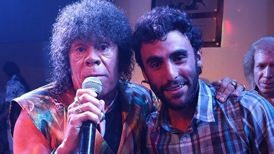 
Yoel Fabrizio junto a su ídolo, "La Mona" Jiménez.  | Gentileza Kuarteto.com
   