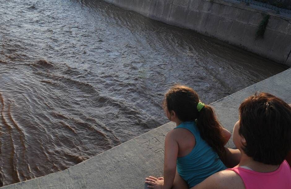 La odisea de sobrevivir a la ola de calor sin aire, ni ventilador, ni agua, pero con el riesgo de morir ahogados. Foto: Imagen ilustrativa (Archivo Los Andes)