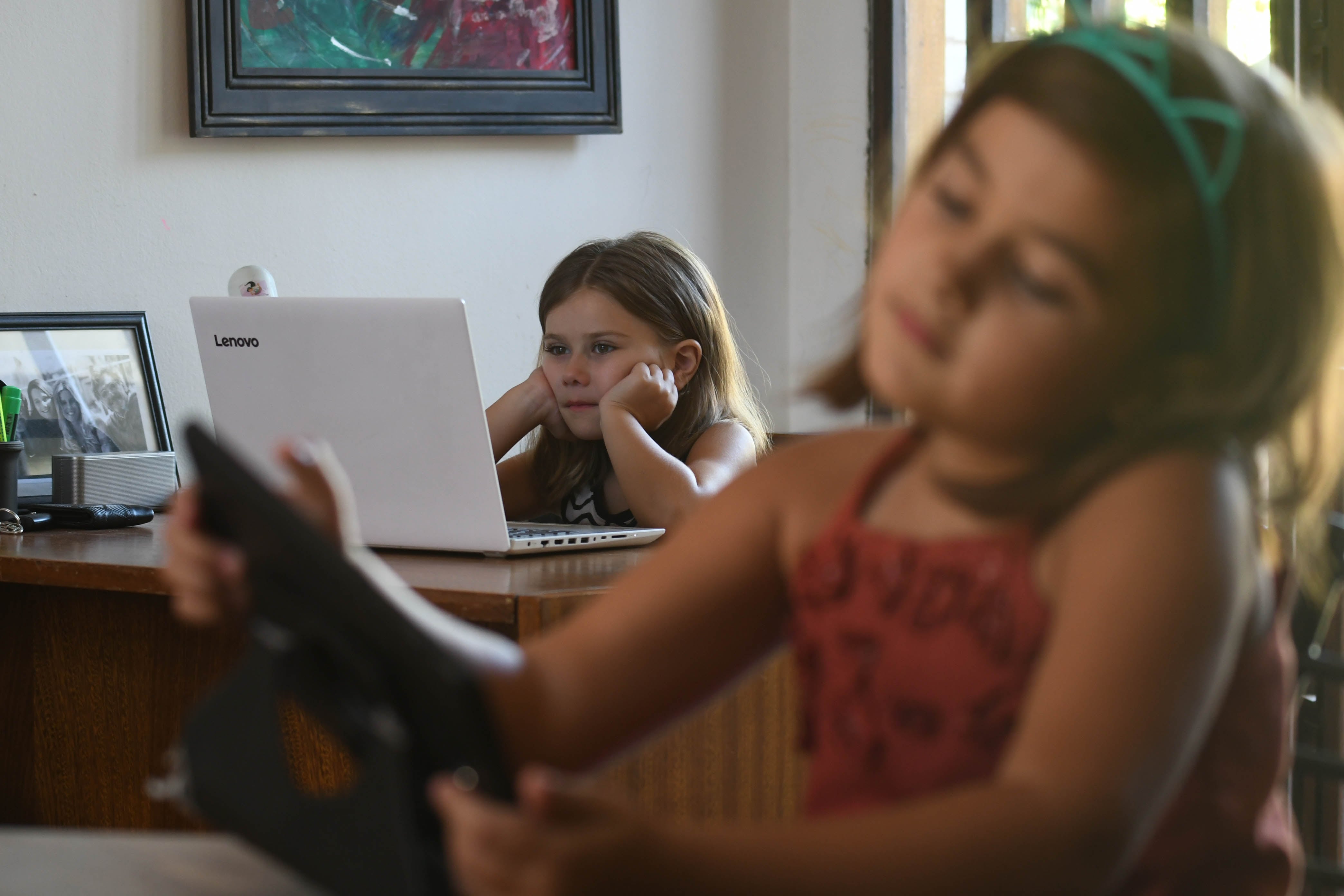 Las pantallas, sobre todo por el uso de los celulares, ocupan cada vez más horas de la jornada a cualquier edad e incluso llegan a manos de los niños cada vez más temprano. Ante esto, es natural que padres y cuidadores se preocupen por el tiempo de pantalla que reciben sus hijos. Es que estas se usan incluso en las escuelas. 
