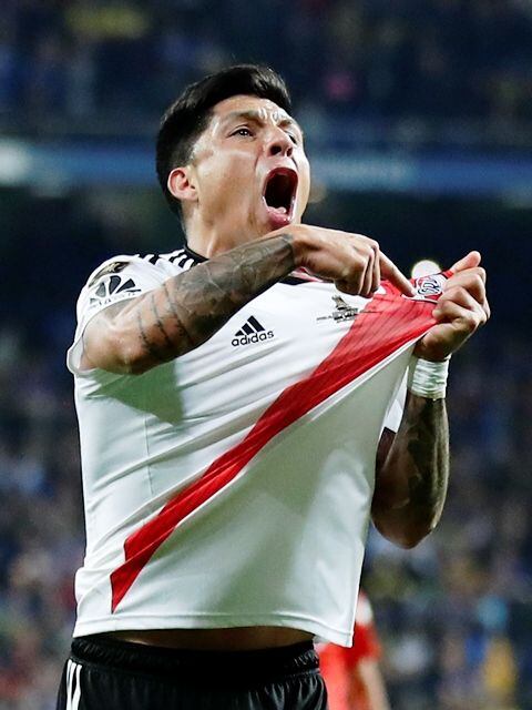 
    Fiel al escudo, Enzo Pérez, festeja de cara a su gente y señalando el escudo de River Plate.
   