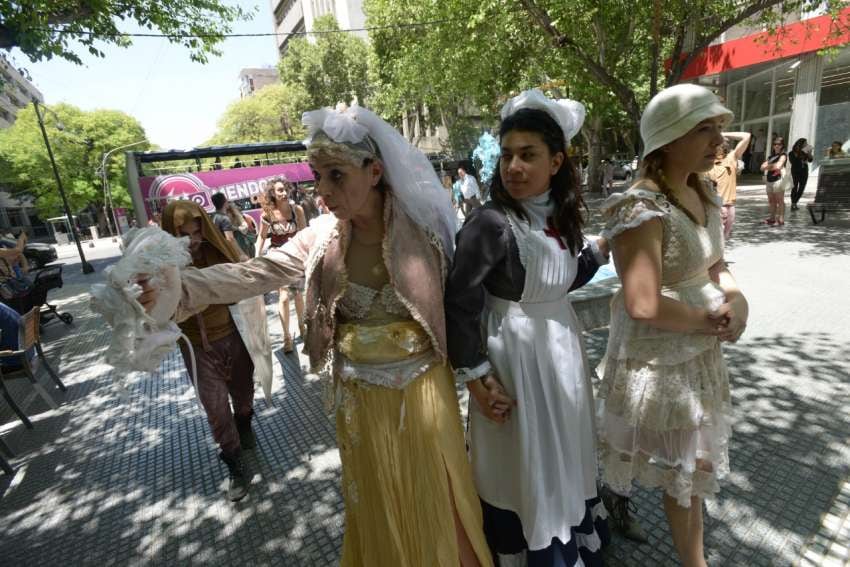 
El flashmob. El jueves pasado los artistas del musical sorprendieron a los mendocinos en la Peatonal. | Marcos García / Los Andes
   