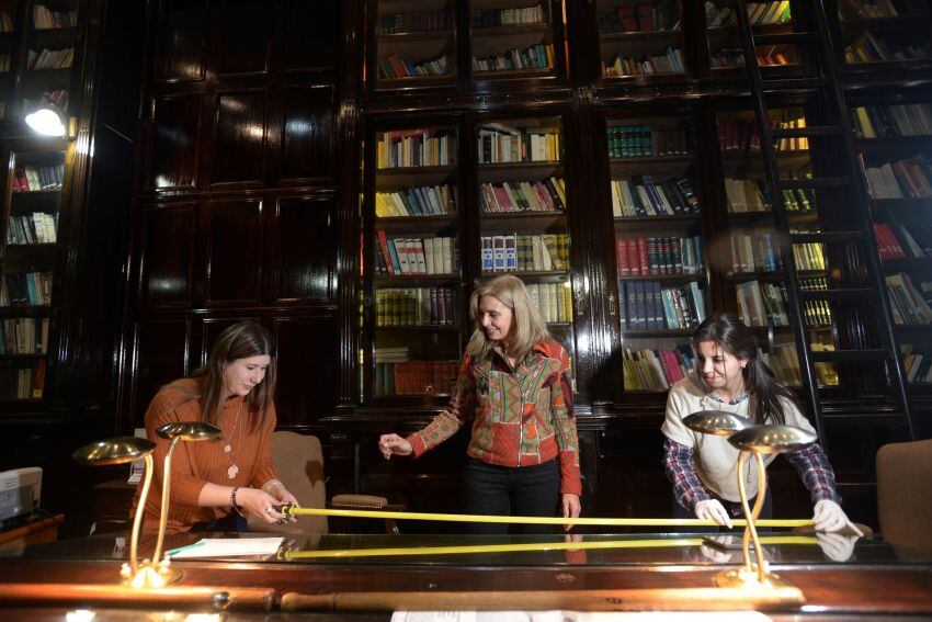 
Rescate de bienes. La vicegobernadora Laura Montero, al centro, junto a las restauradoras Antonella Batistuta y Tatiana Vidal. | Marcos García / Los Andes
   