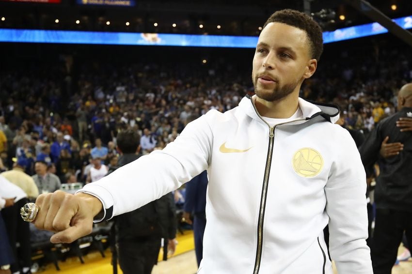 
    Stephen Curry muestra el anillo de campeón.
   