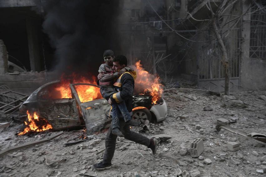 
Foto: AFP | Un paramédico sirio lleva a un niño herido luego de un bombardeo en la ciudad de Hamouria, en manos de los rebeldes, en Ghouta Oriental, el 6 de enero de 2018.
   