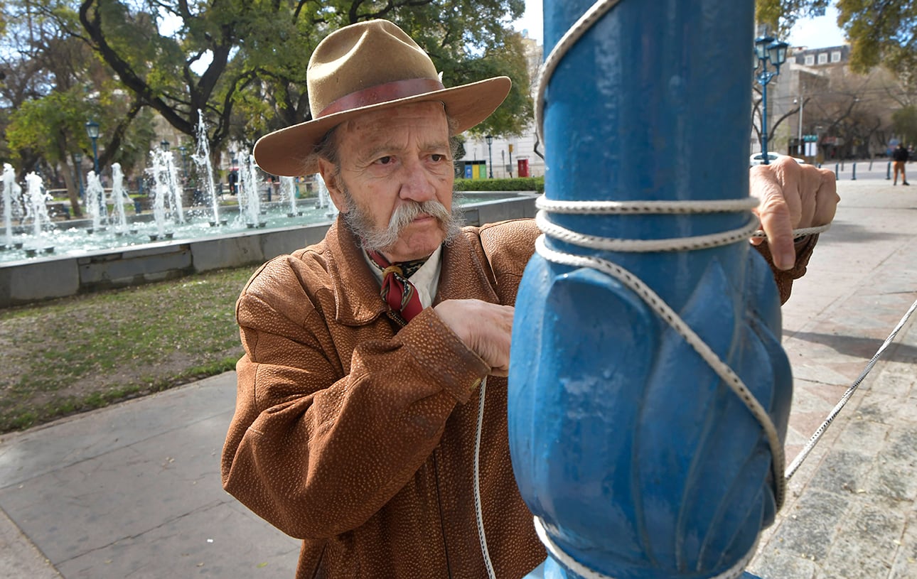 Santos Nahuel poeta de la Plaza Independencia.
 
Foto: Orlando Pelichotti 
