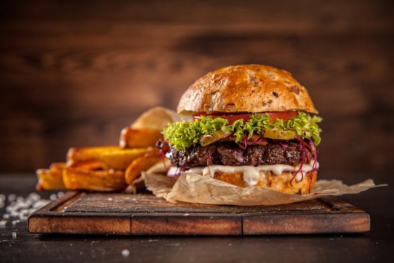 Verdaderamente, no hay certeza de la razón por la cual se conmemora a la hamburguesa el 28 de mayo; pero se sospecha que pudo haber sido invento de una cadena de comida rápida para atraer clientes.