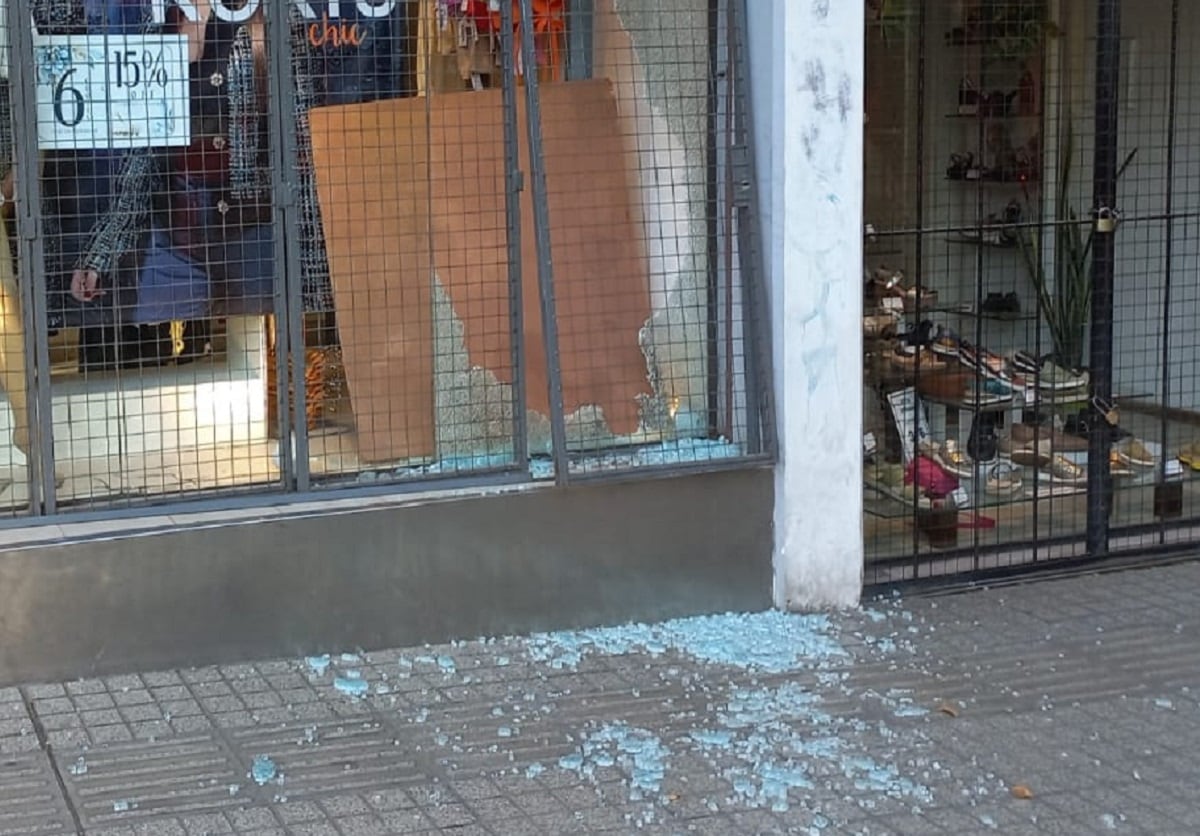 Robo y destrozos en un local de ropa del centro de Mendoza. Así quedó la vidriera (gentileza @radiomitremza)