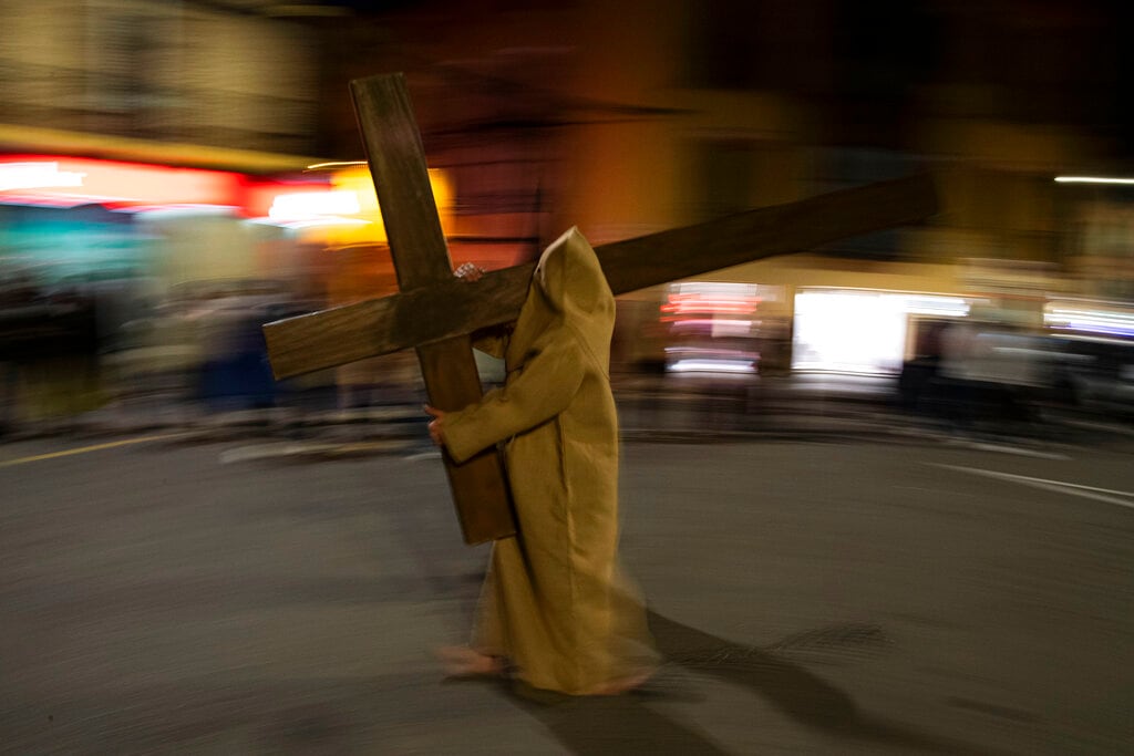 Penitentes, que reciben el nombre de "ensacados", de la cofradía del Silencio del Santísimo Cristo del Rebate, participan en una procesión de Semana Santa en Tarazona, en el norte de España, el 12 de abril de 2022. (AP Foto/Álvaro Barrientos)