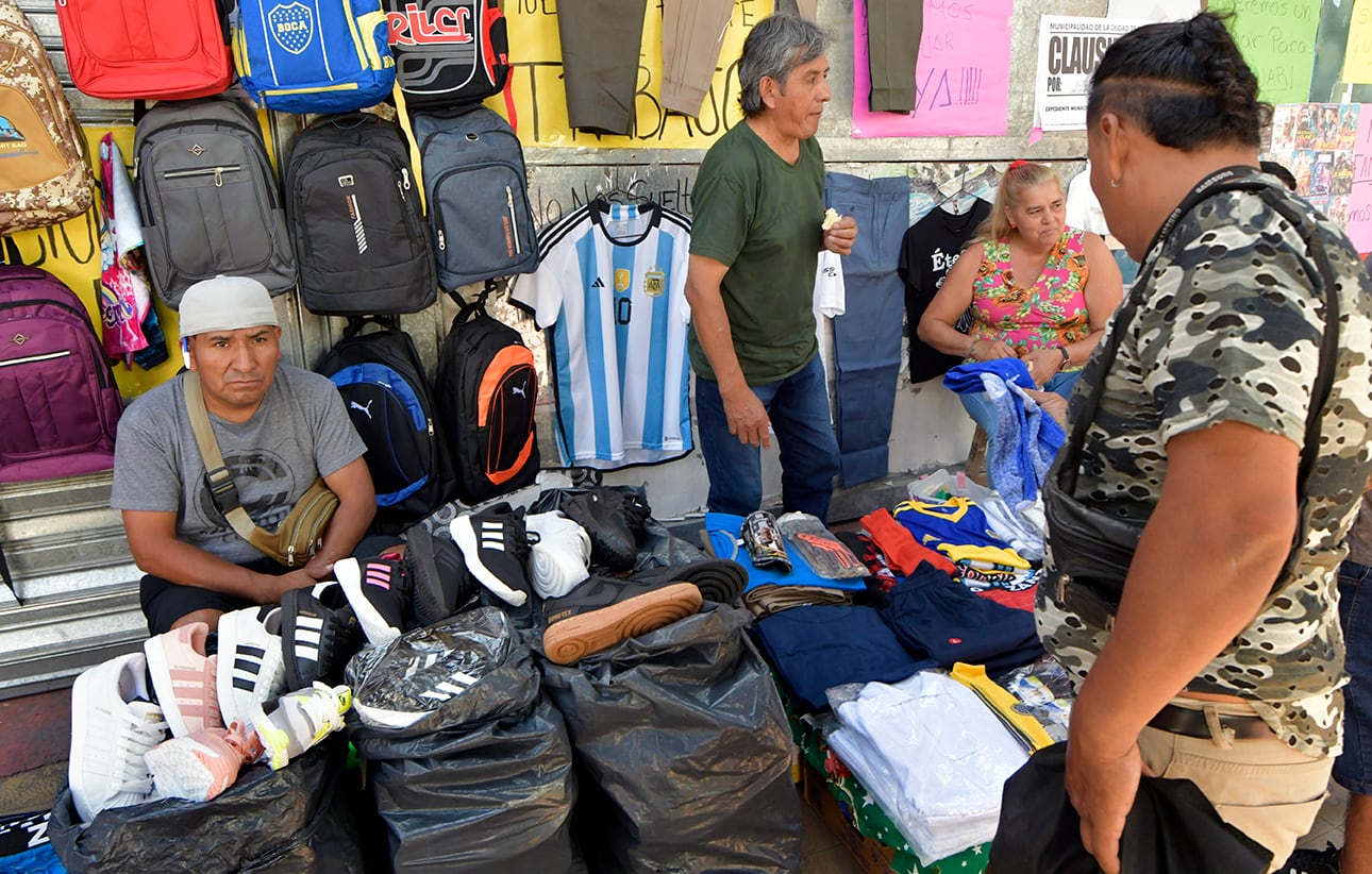 Tras el incendio que generó pérdidas totales para los comerciantes de la Feria Persa Mendoza, algunos venden en las veredas sus mercaderías. | Foto: Orlando Pelichotti / Los Andes