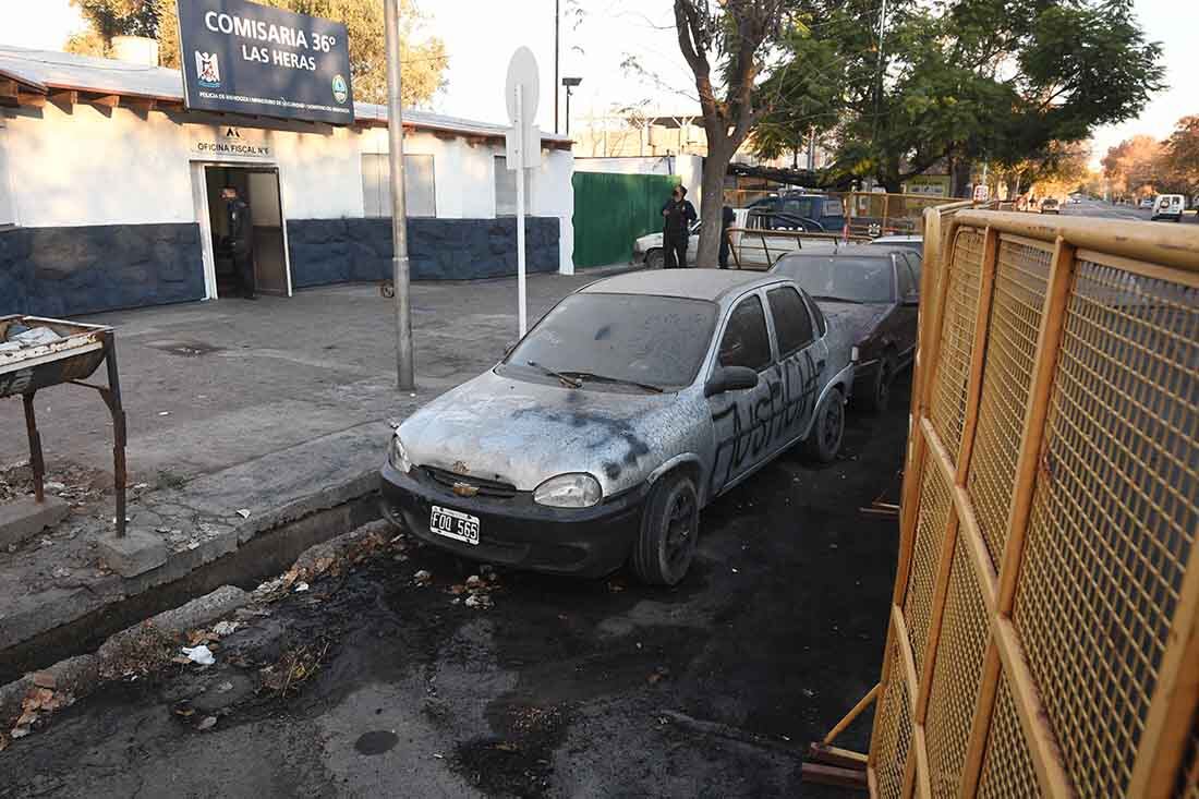 En la comisaría 36, ubicada en calle Lisandro Moyano de Las Heras , realizaron pintadas y quema de cubiertas por la muerte de una persona