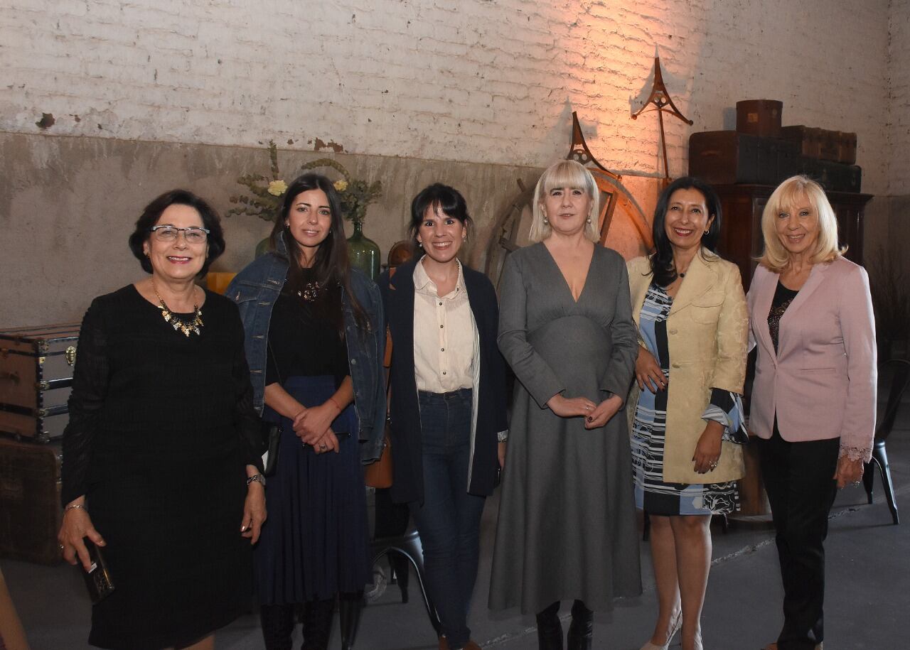 Cristina Pandolfi, Magdalena Pesce, Paula Valle, Fátima Villagra, Carina Egea y Lila Levinson. Eduardo Dolengiewich