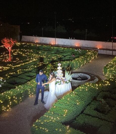 Los novios cortaron la torta en el impresionante jardín