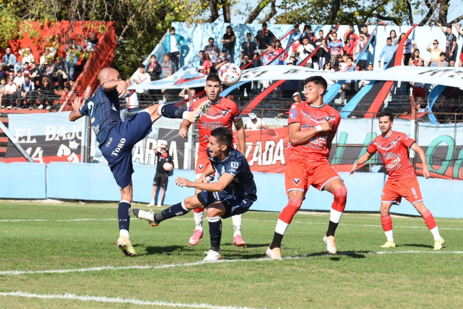 El azul del Parque igualó 1-1 con Brown de Adrogué por la 12° fecha de la Primera Nacional. / Gentileza: Eduardo Alfaro.