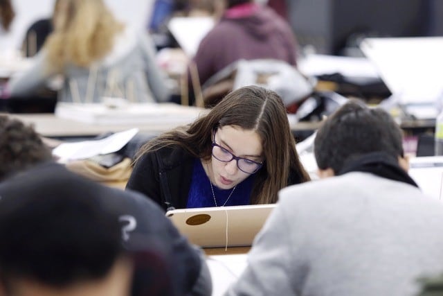 A partir de este ciclo lectivo, los estudiantes que egresen del nivel secundario y superior en Mendoza, recibirán su título en formato digital y no en papel moneda como ocurría hasta ahora.
