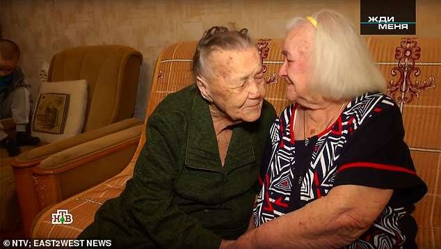 
    Las hermanas tras el reencuentro. Foto Daily Mail.
   