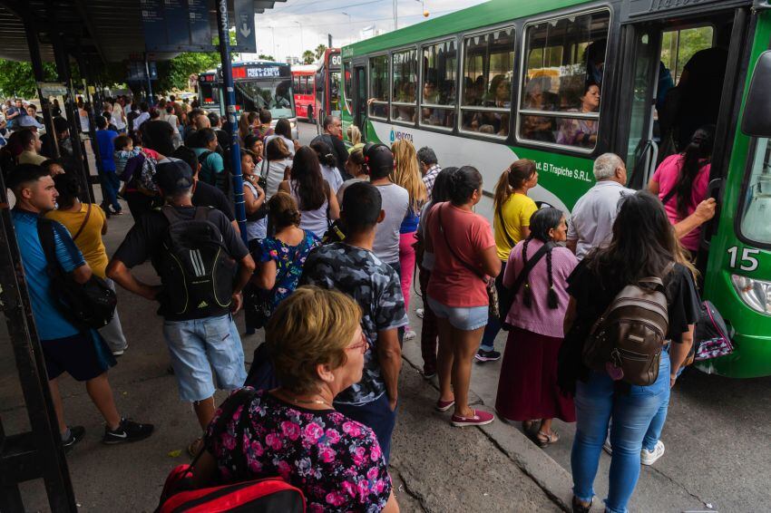 
Muchos pasajeros quedaron sin resolver dudas respecto a los flamantes recorridos. | Ignacio Blanco / Los Andes
   