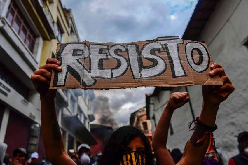 
Foto: AFP | UnA manifestante sostiene un cartel que dice "Resisto" en el segundo día de protestas por un aumento en el precio del combustible ordenado por el gobierno para asegurar un préstamo del FMI.
   