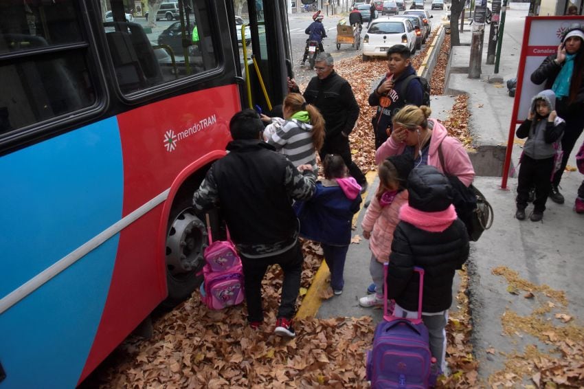 
La salida de los chicos de las escuelas se tornó complicada debido al viento. | Diego Parés / Los Andes
   