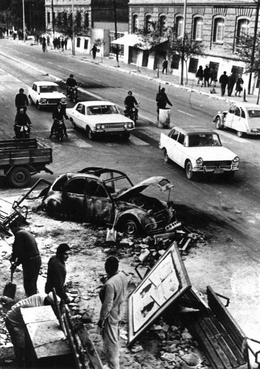 
Desolación. Autos incendiados, daños materiales incalculables, una imagen de aquella revuelta. | Archivo / Los Andes
   