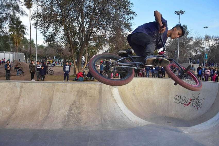 
Diego Parés / 14 de julio | Un joven realiza una acrobacia en su bici en el nuevo parque O´Higgins.
   