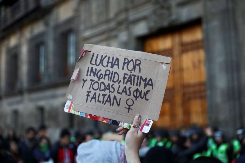 
Carteles durante una protesta contra la violencia de género. | AP
   