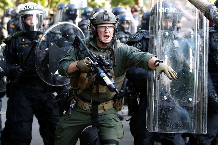 
AP | La policía comienza a despejar a los manifestantes reunidos que protestan por la muerte de George Floyd.
   