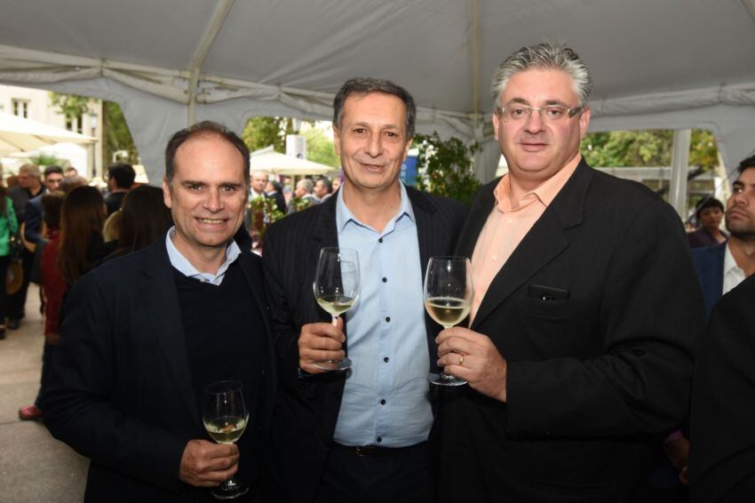 
    De Bodegas Bianchi: Rafael Calderón, Armando Morón y el enólogo Silvio alberto junto al stand de la bodega en las terrazas del hotel.
   