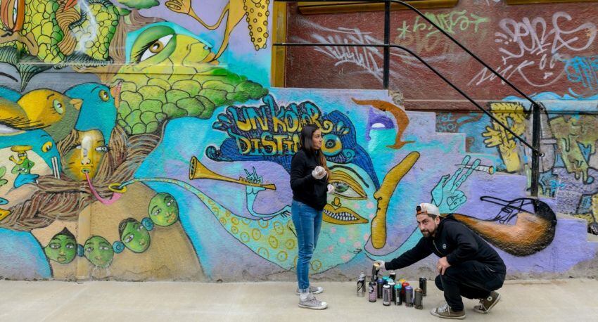 
Pareja. El artista chileno Sammy Espinosa y su esposa, Cynthia Aguilera, en plena tarea.
