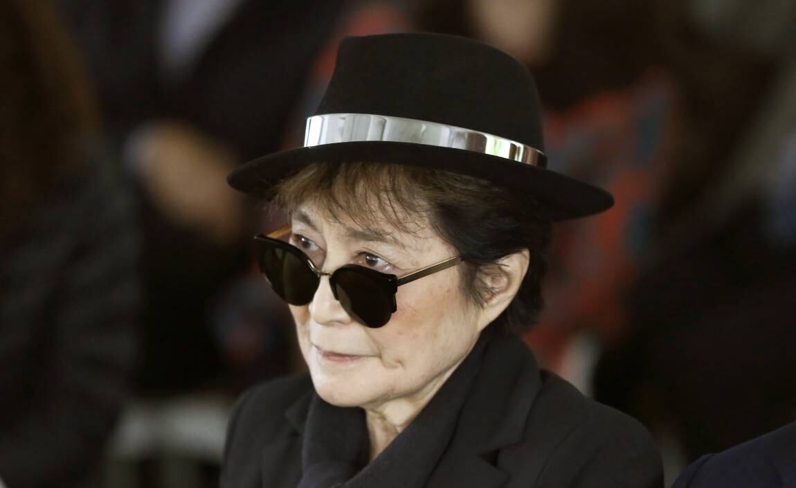 Yoko Ono, la viuda de John Lennon, hospitalizada en Nueva York con síntomas de gripe aviar