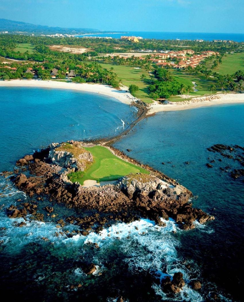 
    Punta de Mita se caracteriza por sus campos de golf, rodeados de hoteles de 4 y 5 diamantes.
   