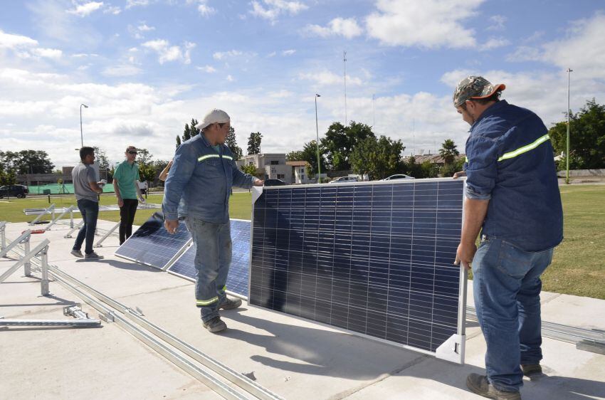 
    Los paneles permitirán produciir hasta el 40% de la energía que el edificio consume.
   