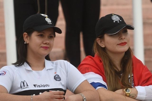 
    Fanáticas de Olimpia de Paraguay dijeron presente en Mendoza. / Marcelo Rolland (Los Andes).
   