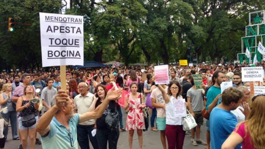 
    Cientos de mendocinos le dijeron no a Mendotran. / Gustavo Rogé
   