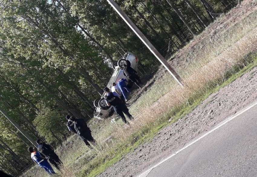 
Toyota Corolla volcó en la ruta 143 a la altura de Las Paredes. | Gentilza
   