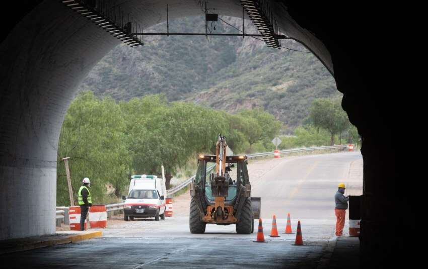 
Ignacio Blanco / Los Andes  | El tunel clausurado hace dos decadas y ubicado sobre la ruta 82 a Cacheuta, comenzó a ser refuncionalizado y ya esta listo para el transito de vehiculos
   