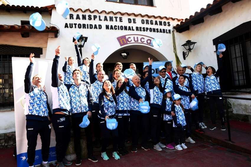 
Hay equipo. La delegación argentina salió rumbo a Ezeiza desde la sede del INCUCAI en Capital Federal.  | Télam
   