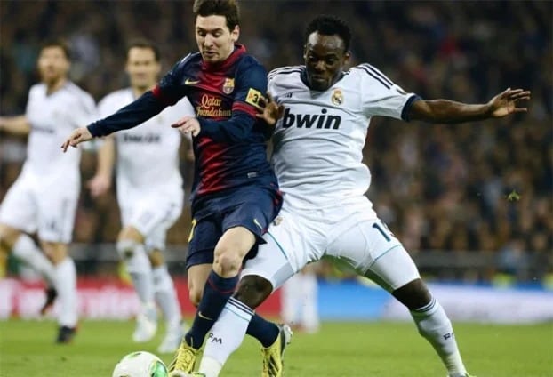 Los cruces entre Lionel Messi y Essien